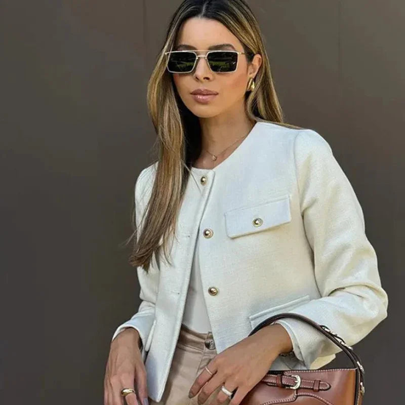 Jaqueta Feminina, Gola Redonda, Estilo Moderno, Conforto, Versátil, Looks Casuais, Jaqueta Feminina Estilosa, Jaqueta Feminina Gola Redonda, Moda Feminina, Estilo Sofisticado, Look Clássico, Roupas de Outono, Jaqueta Elegante, Conforto e Estilo, Peça Atemporal, Tendência de Moda, Jaqueta Versátil, Jaqueta, Jaqueta Feminina, Jaqueta Feminina Jeans, Jaqueta Feminina de Couro, Jaqueta Feminina Preta, Couro Jaqueta Feminina, Jaqueta Feminina de Couro Legítimo, Loja Aiella