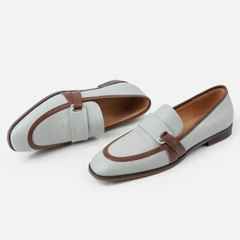 Mocassim Couro, Mocassim com Detalhe Dourado, Sapato Feminino, Calçados Femininos, Estilo Elegante, Conforto, Moda Casual, Tendência de Calçados, Peças Versáteis, Look Chic, Roupas e Acessórios, Acessórios de Moda, Mocassim, Mocassim Feminino, Mocassim Feminina, Sapatos Mocassim Feminino, Mocassim Sapato Feminino, Sapato Mocassim, Mocassim Preto, Loja Aiella