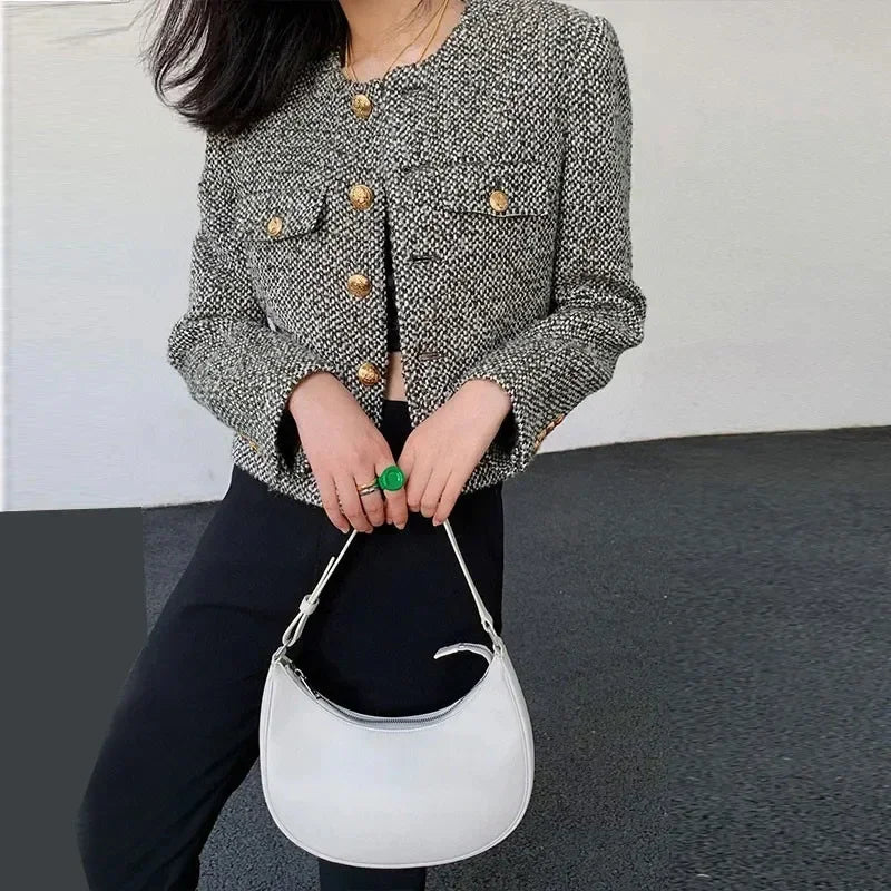 Casaco de Lã Retro, Moda Vintage, Estilo Clássico, Roupas de Inverno, Look Sofisticado, Peça Atemporal, Conforto e Elegância, Casaco Feminino, Tendência de Moda Retrô, Casaco Quente, Aiella