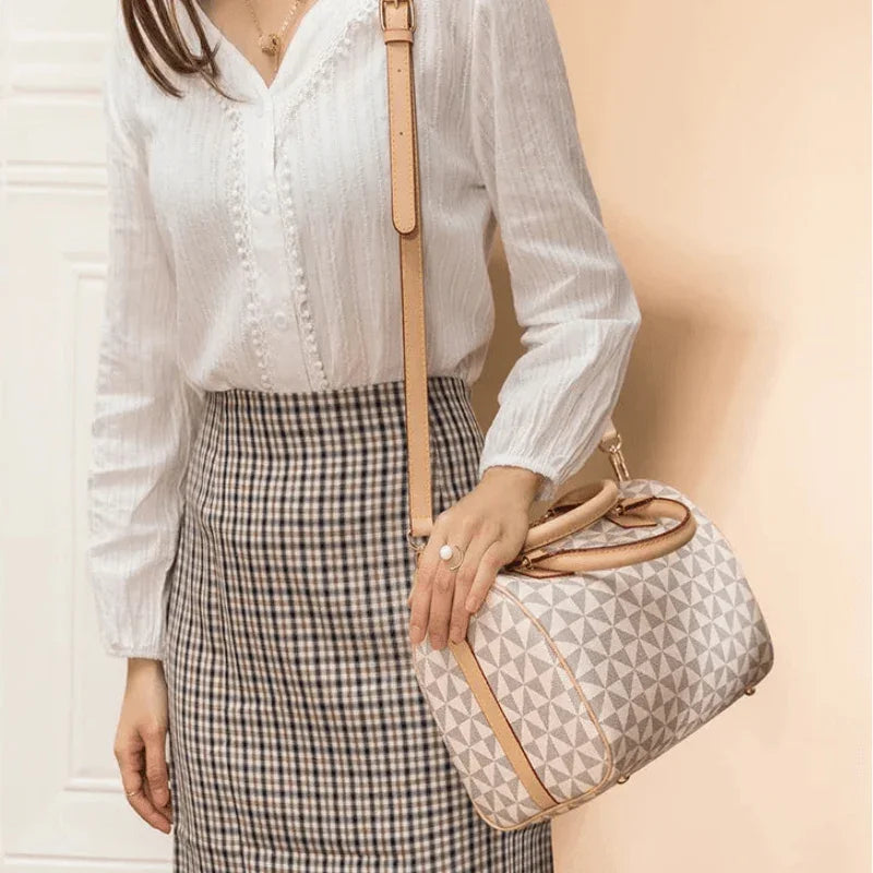 Bolsa De Couro Xadrez, Estilo Retrô, Elegância, Moda Feminina, Acessório Clássico, Durabilidade, Bolsa de Couro Xadrez com Alça, Bolsa de Couro Xadrez Vintage, Acessórios Elegantes, Estilo Retro, Look Sofisticado, Moda Vintage, Peça Atemporal, Conforto e Praticidade, Design Único, Tendência de Acessórios, Bolsa Fashion, Aiella