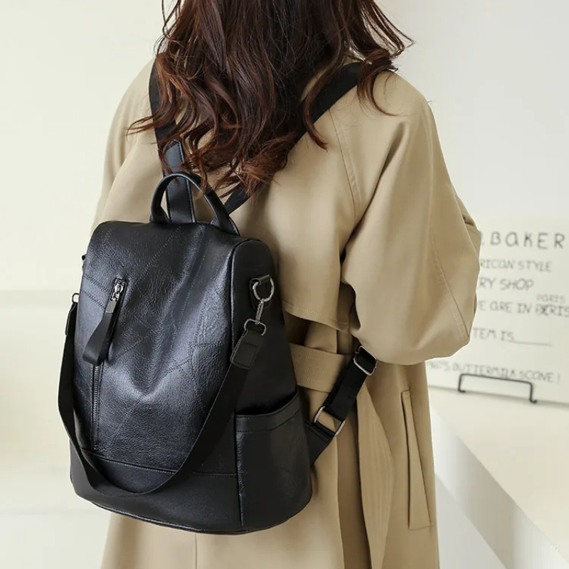 Mochila de Couro Monocromática com Zíper, Acessórios de Moda, Estilo Sofisticado, Mochila Elegante, Conforto e Praticidade, Design Funcional, Moda Clássica, Peça Versátil, Mochila de Couro de Qualidade, Tendência de Acessórios, Mochila Feminina, Mochila, Feminina Preto, Mochila Feminina Preta, Mochila Feminina de Couro, Loja Aiella