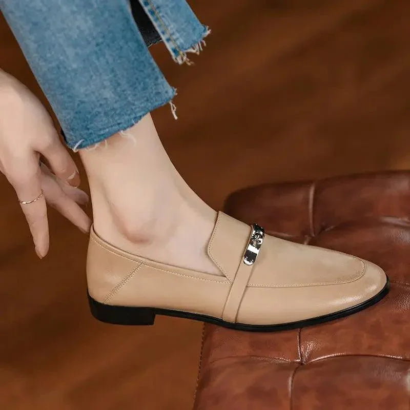 Mocassim de Couro, Sapato Casual, Moda Confortável, Estilo Sofisticado, Calçado Feminino, Conforto e Estilo, Roupas Versáteis, Peça Atemporal, Tendência de Moda, Mocassim Feminino, Design Elegante, Mocassim, Mocassim Feminino, Mocassim Feminina, Sapatos Mocassim Feminino, Mocassim Sapato Feminino, Sapato Mocassim, Mocassim Preto, Loja Aiella