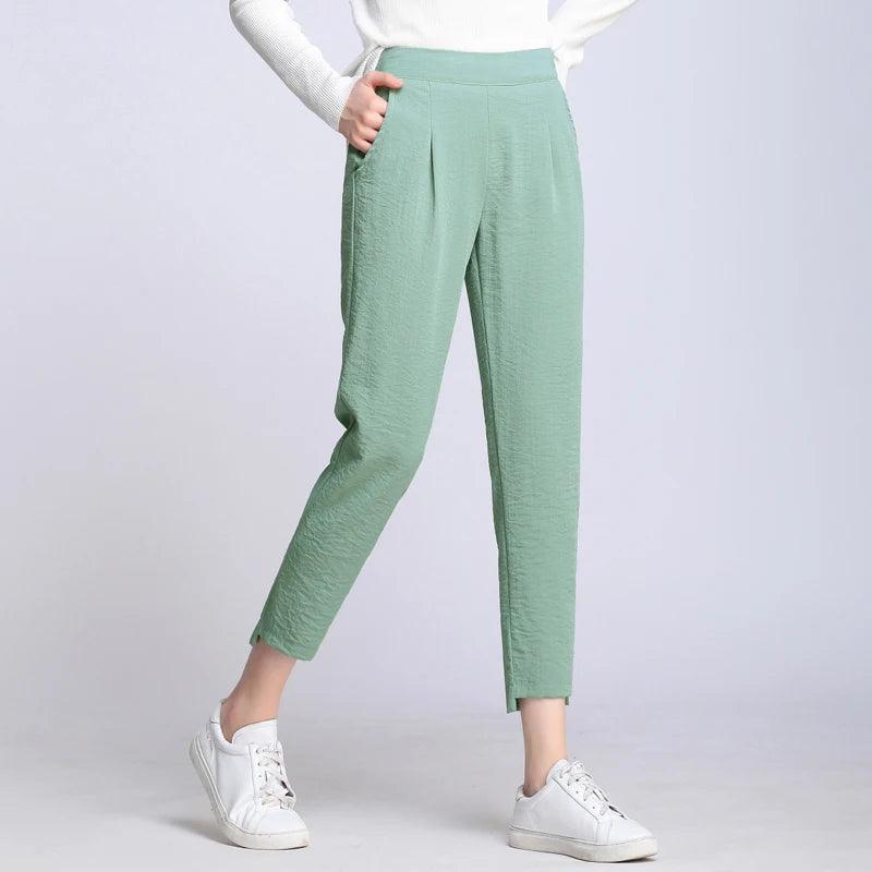 Calça Capri, Calça Feminina, Calça de Linho, Conforto, Estilo, Verão, Moda Feminina, Elegância, Calça Capri de Linho, Calça Capri de Linho, Moda Confortável, Estilo Sofisticado, Look Casual, Roupas de Verão, Calça Feminina Elegante, Conforto e Estilo, Peça Atemporal, Tendência de Moda, Design Leve, Loja Aiella