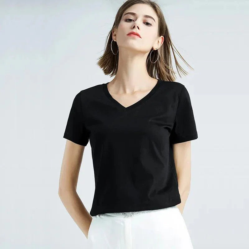 Camiseta Algodão, Camisa Feminina Algodão, Blusa Decote V, Moda Confortável, Estilo Casual, Roupas Femininas, Conforto e Estilo, Peça Versátil, Tendência de Moda, Look Sofisticado, Camiseta Feminina, Design Atemporal, Aiella