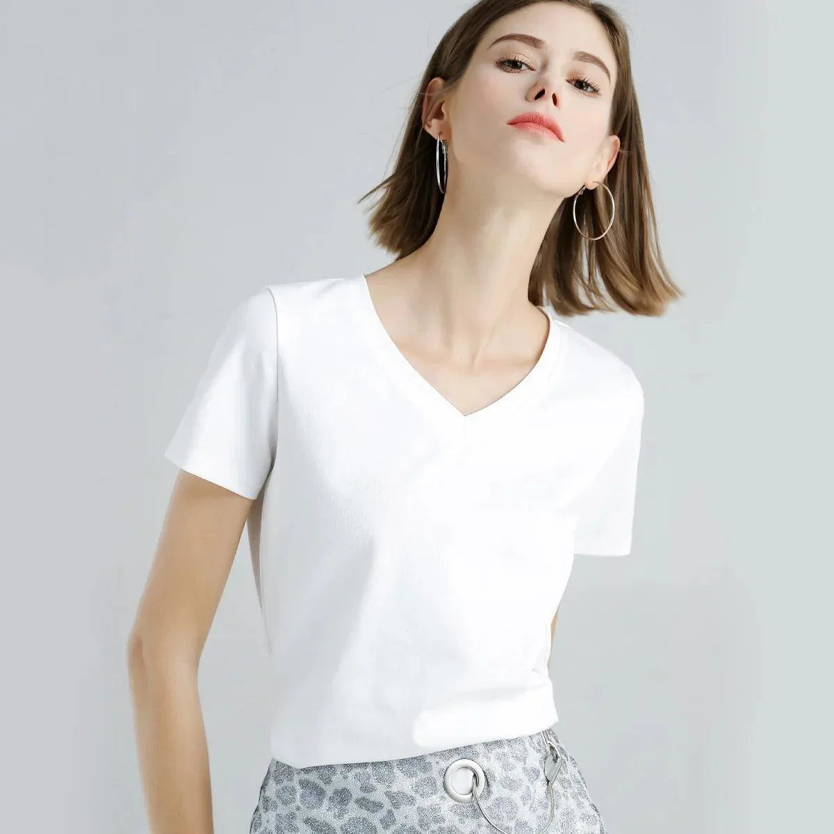 Camiseta Algodão, Camisa Feminina Algodão, Blusa Decote V, Moda Confortável, Estilo Casual, Roupas Femininas, Conforto e Estilo, Peça Versátil, Tendência de Moda, Look Sofisticado, Camiseta Feminina, Design Atemporal, Aiella