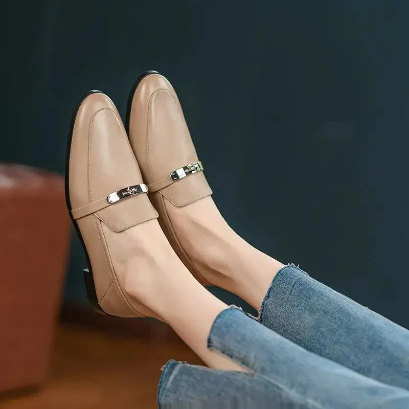 Mocassim de Couro, Sapato Casual, Moda Confortável, Estilo Sofisticado, Calçado Feminino, Conforto e Estilo, Roupas Versáteis, Peça Atemporal, Tendência de Moda, Mocassim Feminino, Design Elegante, Mocassim, Mocassim Feminino, Mocassim Feminina, Sapatos Mocassim Feminino, Mocassim Sapato Feminino, Sapato Mocassim, Mocassim Preto, Loja Aiella