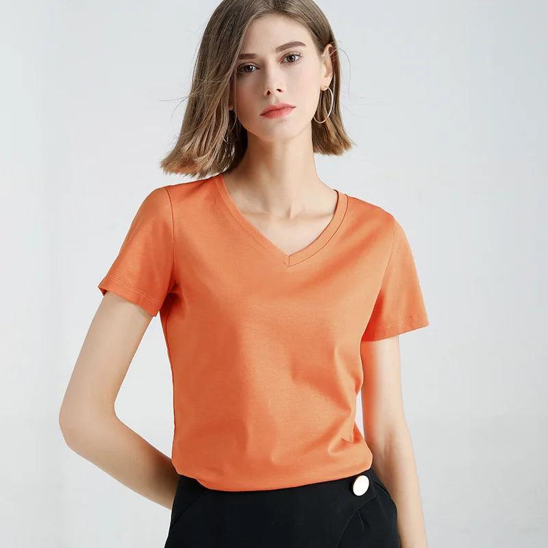 Camiseta Algodão, Camisa Feminina Algodão, Blusa Decote V, Moda Confortável, Estilo Casual, Roupas Femininas, Conforto e Estilo, Peça Versátil, Tendência de Moda, Look Sofisticado, Camiseta Feminina, Design Atemporal, Aiella