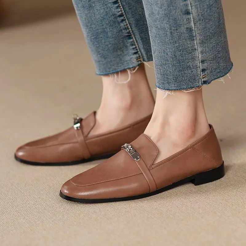 Mocassim de Couro, Sapato Casual, Moda Confortável, Estilo Sofisticado, Calçado Feminino, Conforto e Estilo, Roupas Versáteis, Peça Atemporal, Tendência de Moda, Mocassim Feminino, Design Elegante, Mocassim, Mocassim Feminino, Mocassim Feminina, Sapatos Mocassim Feminino, Mocassim Sapato Feminino, Sapato Mocassim, Mocassim Preto, Loja Aiella