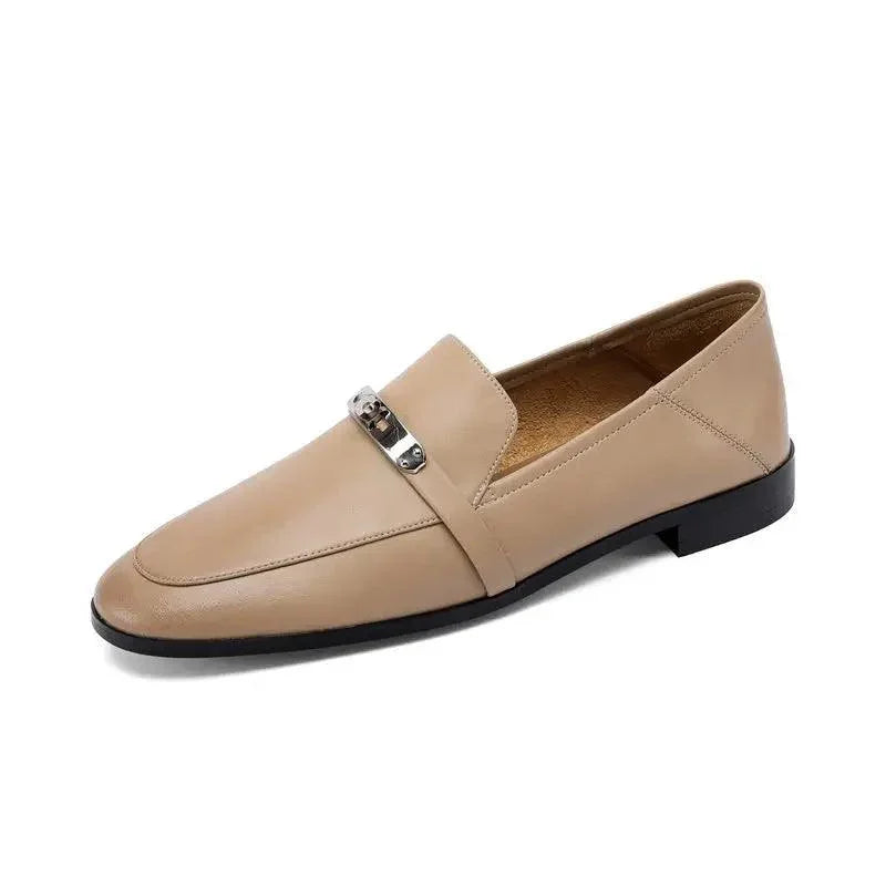 Mocassim de Couro, Sapato Casual, Moda Confortável, Estilo Sofisticado, Calçado Feminino, Conforto e Estilo, Roupas Versáteis, Peça Atemporal, Tendência de Moda, Mocassim Feminino, Design Elegante, Mocassim, Mocassim Feminino, Mocassim Feminina, Sapatos Mocassim Feminino, Mocassim Sapato Feminino, Sapato Mocassim, Mocassim Preto, Loja Aiella
