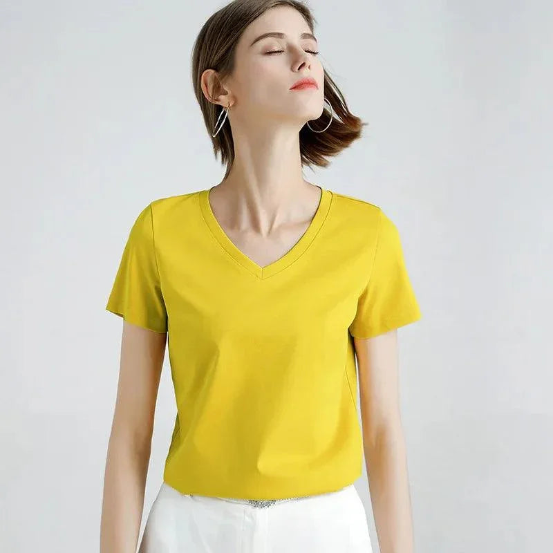 Camiseta Decote V, Moda Camiseta Algodão, Camisa Feminina Algodão, Blusa Decote V, Moda Confortável, Estilo Casual, Roupas Femininas, Conforto e Estilo, Peça Versátil, Tendência de Moda, Look Sofisticado, Camiseta Feminina, Design Atemporal, Aiella