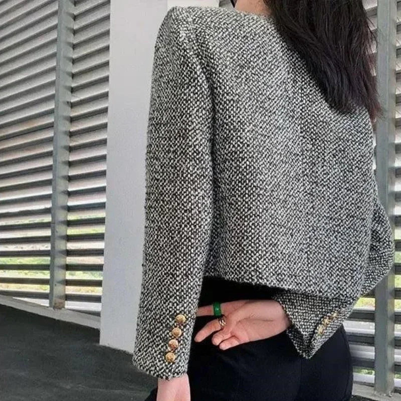 Casaco de Lã Retro, Moda Vintage, Estilo Clássico, Roupas de Inverno, Look Sofisticado, Peça Atemporal, Conforto e Elegância, Casaco Feminino, Tendência de Moda Retrô, Casaco Quente, Aiella