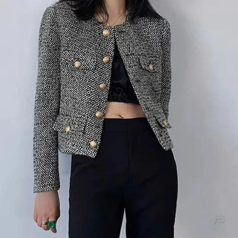 Casaco de Lã Retro, Moda Vintage, Estilo Clássico, Roupas de Inverno, Look Sofisticado, Peça Atemporal, Conforto e Elegância, Casaco Feminino, Tendência de Moda Retrô, Casaco Quente, Aiella