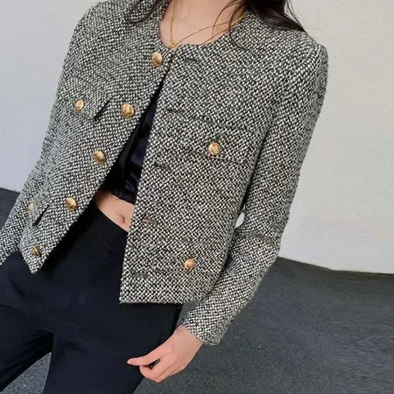 Casaco de Lã Retro, Moda Vintage, Estilo Clássico, Roupas de Inverno, Look Sofisticado, Peça Atemporal, Conforto e Elegância, Casaco Feminino, Tendência de Moda Retrô, Casaco Quente, Aiella