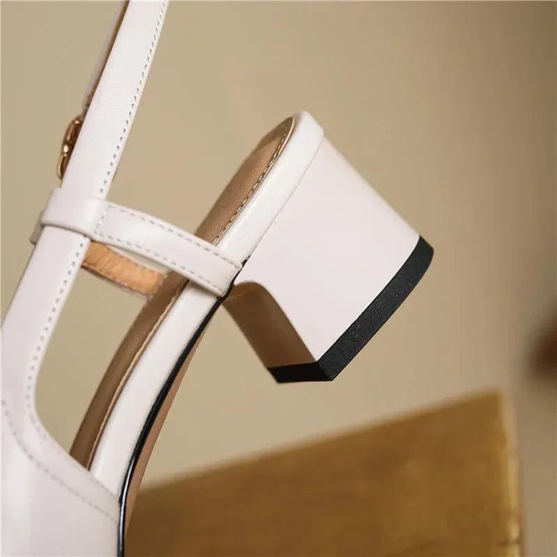 Sandália Confort de Couro, Moda Confortável, Estilo Sofisticado, Calçado Feminino, Roupas de Verão, Conforto e Estilo, Sandália Feminina, Design Atemporal, Tendência de Moda, Calçado Casual, Sandália, Sandália Feminina, Sandália Anabela, Rasteira Sandália, Plataforma Sandália, Sandália Rasteira, Loja Aiella