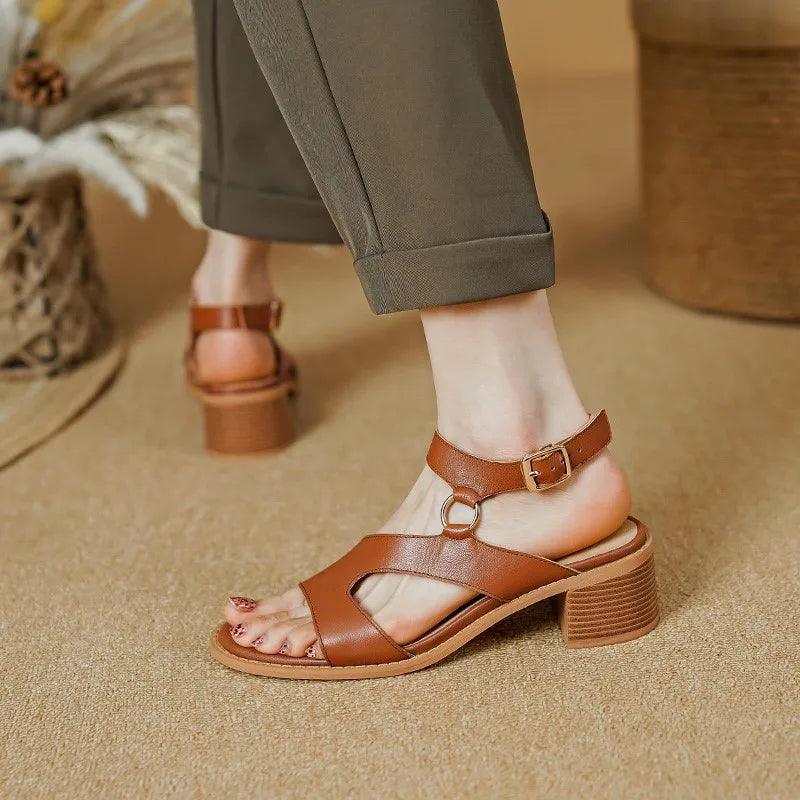 Sandália com Recortes e Fivela, Moda Confortável, Estilo Sofisticado, Calçado Elegante, Roupas de Verão, Conforto e Estilo, Sandália Feminina, Design Moderno, Tendência de Moda, Peça Versátil, Aiella