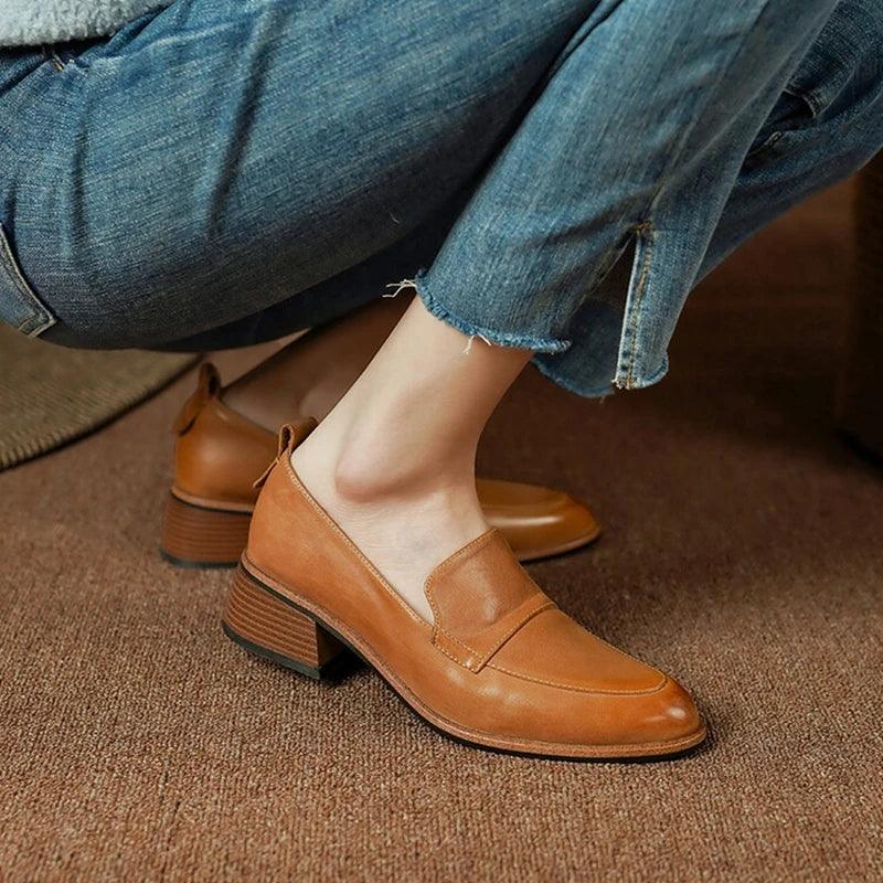 Mocassim de Couro Genuíno, Mocassim Genuíno D'Oro, Sapato Casual, Moda Confortável, Estilo Sofisticado, Calçado Feminino, Conforto e Estilo, Roupas Versáteis, Peça Atemporal, Tendência de Moda, Mocassim Feminino, Design Elegante, Mocassim, Mocassim Feminino, Mocassim Feminina, Sapatos Mocassim Feminino, Mocassim Sapato Feminino, Sapato Mocassim, Mocassim Preto, Loja Aiella