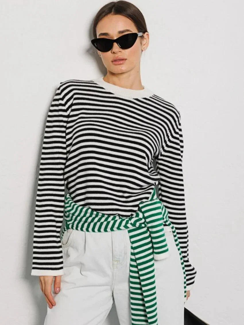 Blusa de Seda, Blusa de Alça, Acessórios de Moda, Blusa Elegante, Moda Feminina, Roupas Sofisticadas, Estilo Chic, Blusa Confortável, Blusa de Seda de Alça, Moda Elegante, Estilo Sofisticado, Roupas Femininas, Conforto e Estilo, Peça Atemporal, Tendência de Moda, Look Casual, Blusa Feminina, Design Leve, Aiella