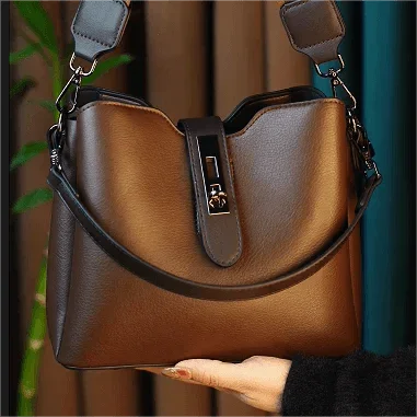 Bolsa Feminina De Couro, Transversal, Elegância, Praticidade, Moda Feminina, Estilo, Durabilidade, Bolsa de Couro Legítimo, Bolsa de Couro Transversal, Acessórios de Moda, Estilo Sofisticado, Look Casual, Bolsa Elegante, Conforto e Praticidade, Design Funcional, Moda Atemporal, Peça Versátil, Tendência de Acessórios, Aiella