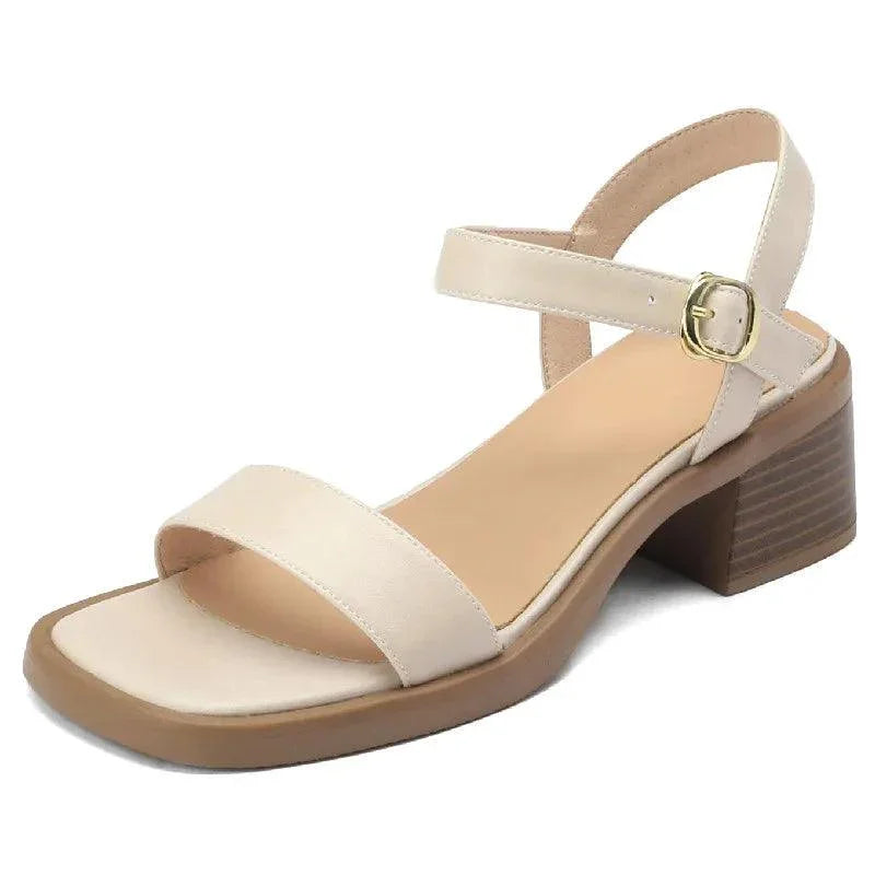 Sandália Salto, Moda Elegante, Sandália Fivela, Estilo Sofisticado, Calçado Feminino, Roupas de Verão, Conforto e Estilo, Sandália com Salto, Design Moderno, Tendência de Moda, Peça Versátil, Sandália, Sandália Feminina, Sandália Anabela, Rasteira Sandália, Plataforma Sandália, Sandália Rasteira Loja Aiella