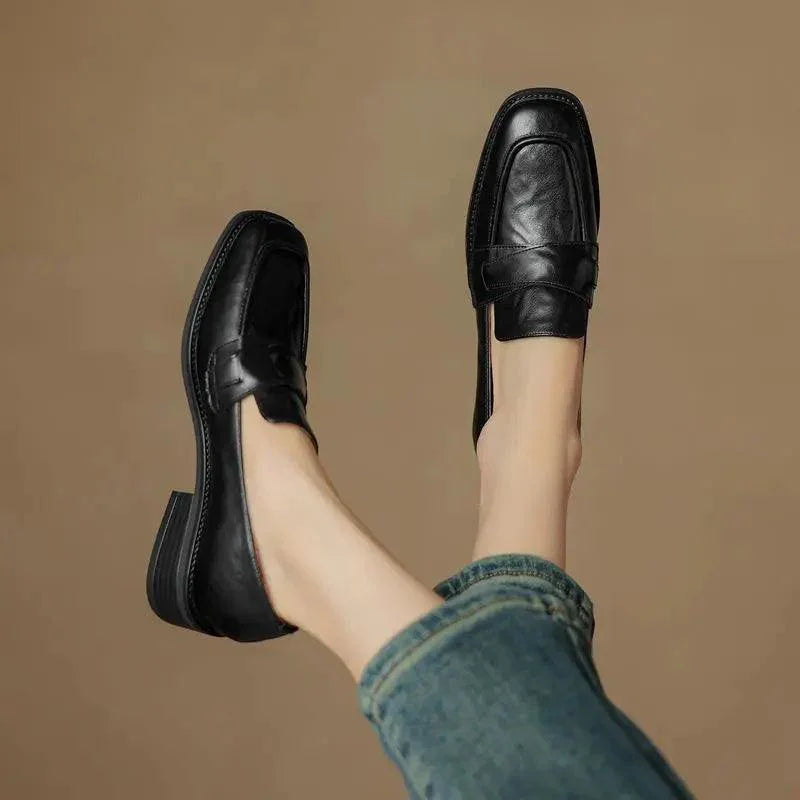 Mocassim com Detalhes Cruzados, Sapato Casual, Moda Confortável, Estilo Sofisticado, Calçado Feminino, Conforto e Estilo, Roupas Versáteis, Peça Atemporal, Tendência de Moda, Mocassim Feminino, Design Elegante, Mocassim, Mocassim Feminino, Mocassim Feminina, Sapatos Mocassim Feminino, Mocassim Sapato Feminino, Sapato Mocassim, Mocassim Preto, Loja Aiella