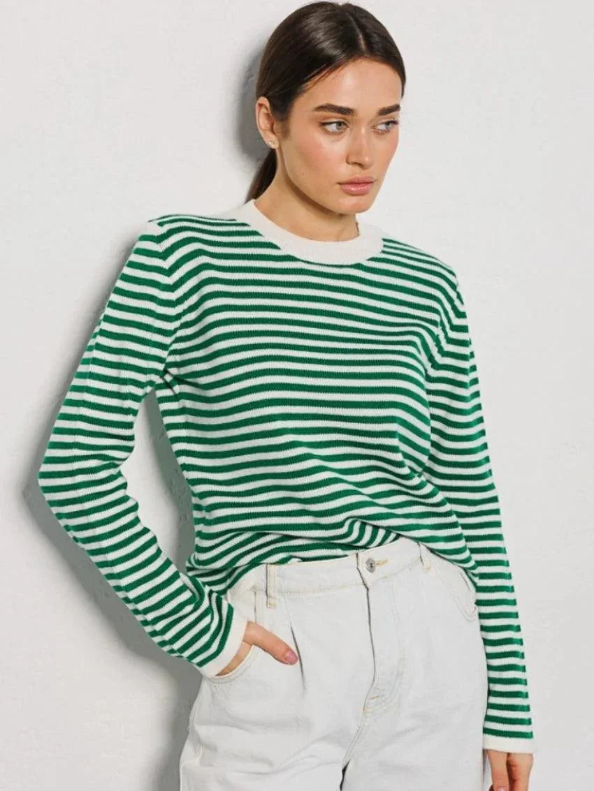Blusa de Seda, Blusa de Alça, Acessórios de Moda, Blusa Elegante, Moda Feminina, Roupas Sofisticadas, Estilo Chic, Blusa Confortável, Blusa de Seda de Alça, Moda Elegante, Estilo Sofisticado, Roupas Femininas, Conforto e Estilo, Peça Atemporal, Tendência de Moda, Look Casual, Blusa Feminina, Design Leve, Aiella