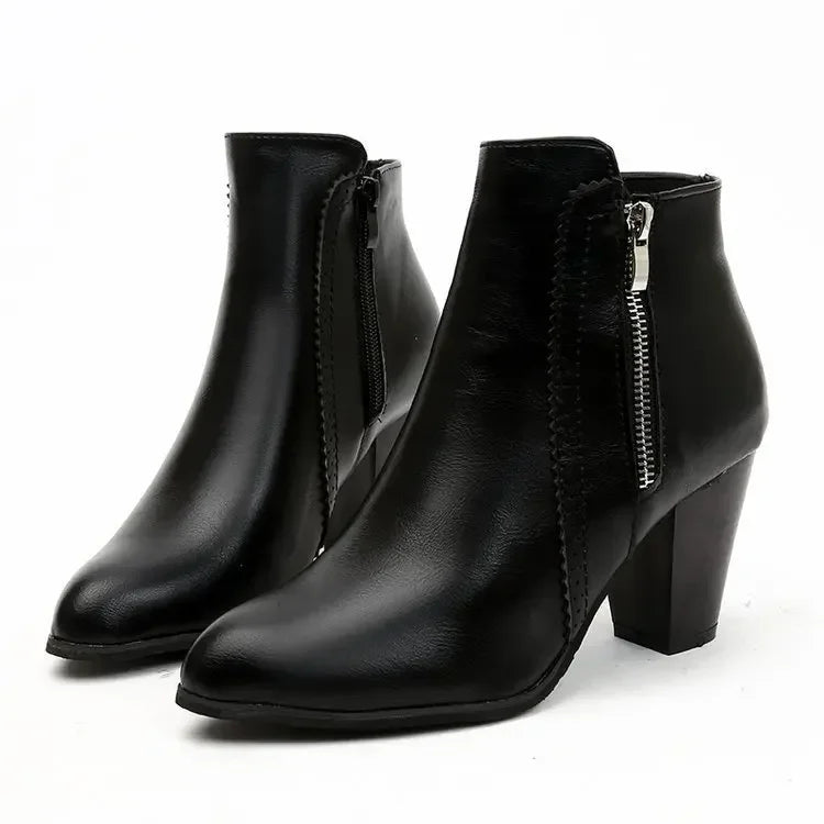 Bota Cano Curto Com Zíper, Bota Feminina Cano Curto, Bota Com Zíper, Calçado Cano Curto, Bota Casual Com Zíper, Bota de Couro Cano Curto, Bota Elegante Com Zíper, Tendência Bota 2024, Bota Confortável Cano Curto, Bota Fashion Feminina, Aiella