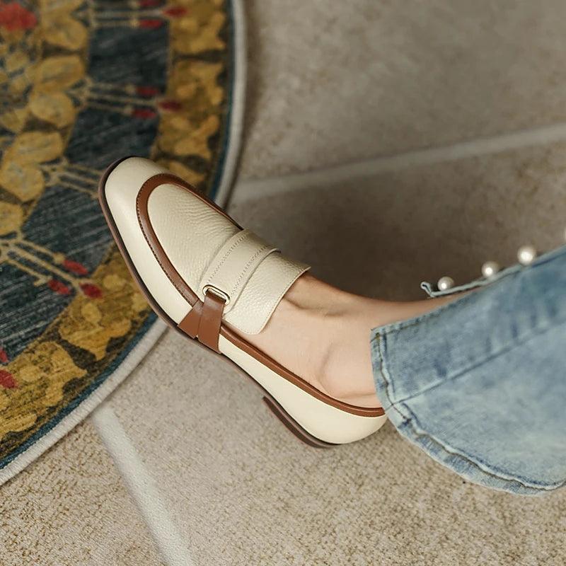 Mocassim Couro, Mocassim com Detalhe Dourado, Sapato Feminino, Calçados Femininos, Estilo Elegante, Conforto, Moda Casual, Tendência de Calçados, Peças Versáteis, Look Chic, Roupas e Acessórios, Acessórios de Moda, Mocassim, Mocassim Feminino, Mocassim Feminina, Sapatos Mocassim Feminino, Mocassim Sapato Feminino, Sapato Mocassim, Mocassim Preto, Loja Aiella