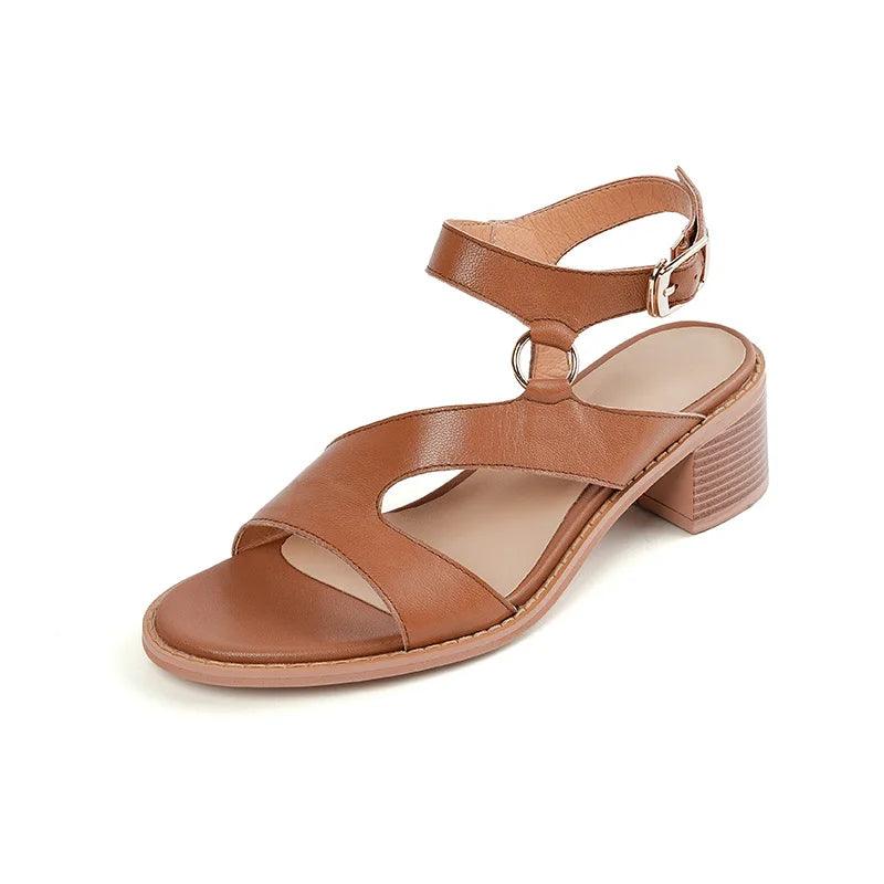 Sandália com Recortes e Fivela, Moda Confortável, Estilo Sofisticado, Calçado Elegante, Roupas de Verão, Conforto e Estilo, Sandália Feminina, Design Moderno, Tendência de Moda, Peça Versátil, Aiella