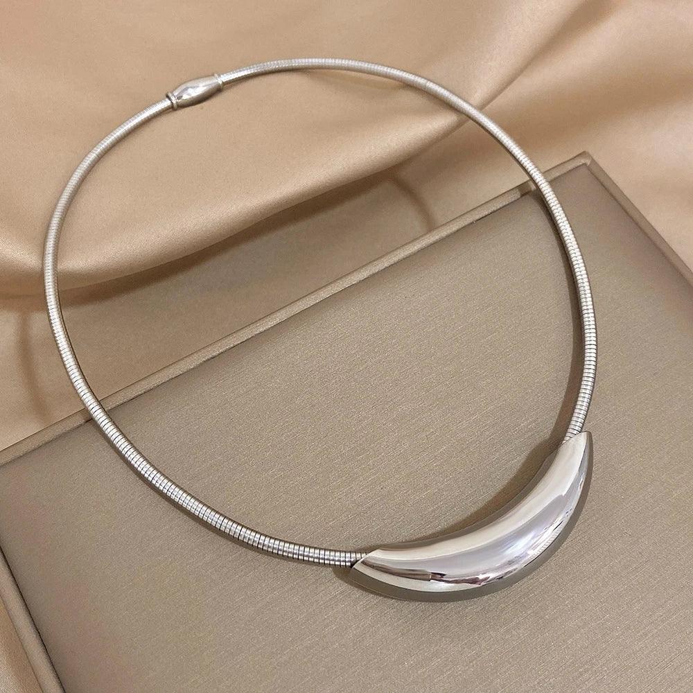Gargantilha Tubo, Gargantilha Curvada, Acessórios de Moda, Joias Elegantes, Gargantilha Feminina, Acessórios Sofisticados, Estilo Moderno, Moda Feminina, Gargantilha, Gargantilha de Ouro, Gargantilha de Prata, Gargantilha Feminina, Gargantilha Dourada, Loja Aiella