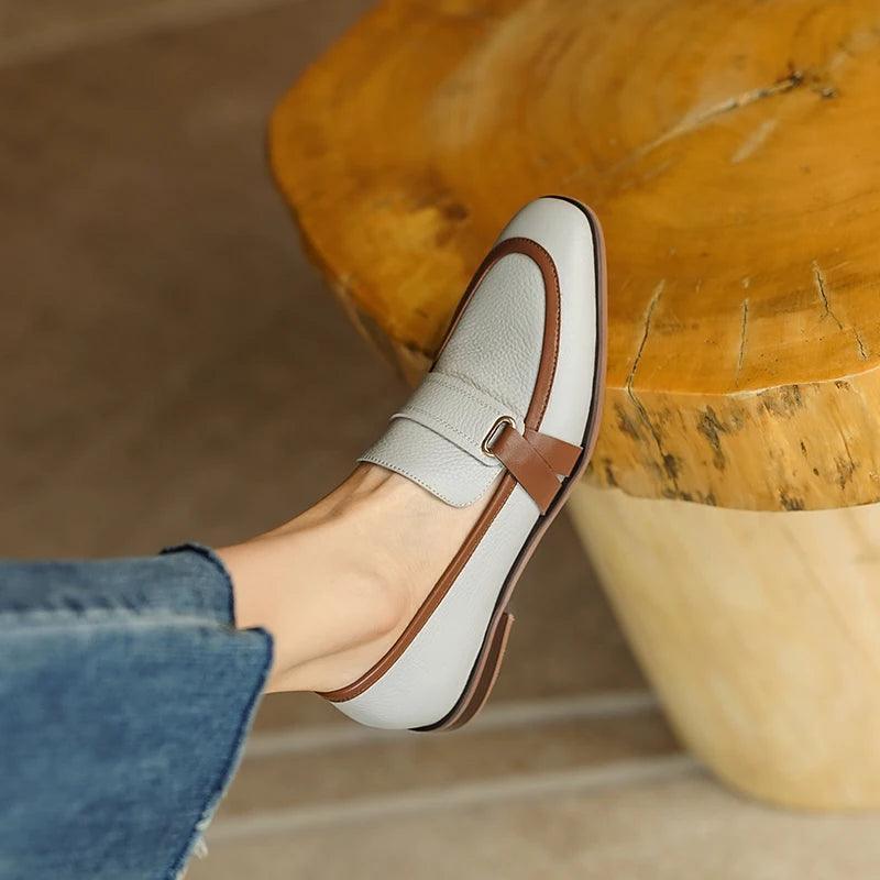 Mocassim Couro, Mocassim com Detalhe Dourado, Sapato Feminino, Calçados Femininos, Estilo Elegante, Conforto, Moda Casual, Tendência de Calçados, Peças Versáteis, Look Chic, Roupas e Acessórios, Acessórios de Moda, Mocassim, Mocassim Feminino, Mocassim Feminina, Sapatos Mocassim Feminino, Mocassim Sapato Feminino, Sapato Mocassim, Mocassim Preto, Loja Aiella