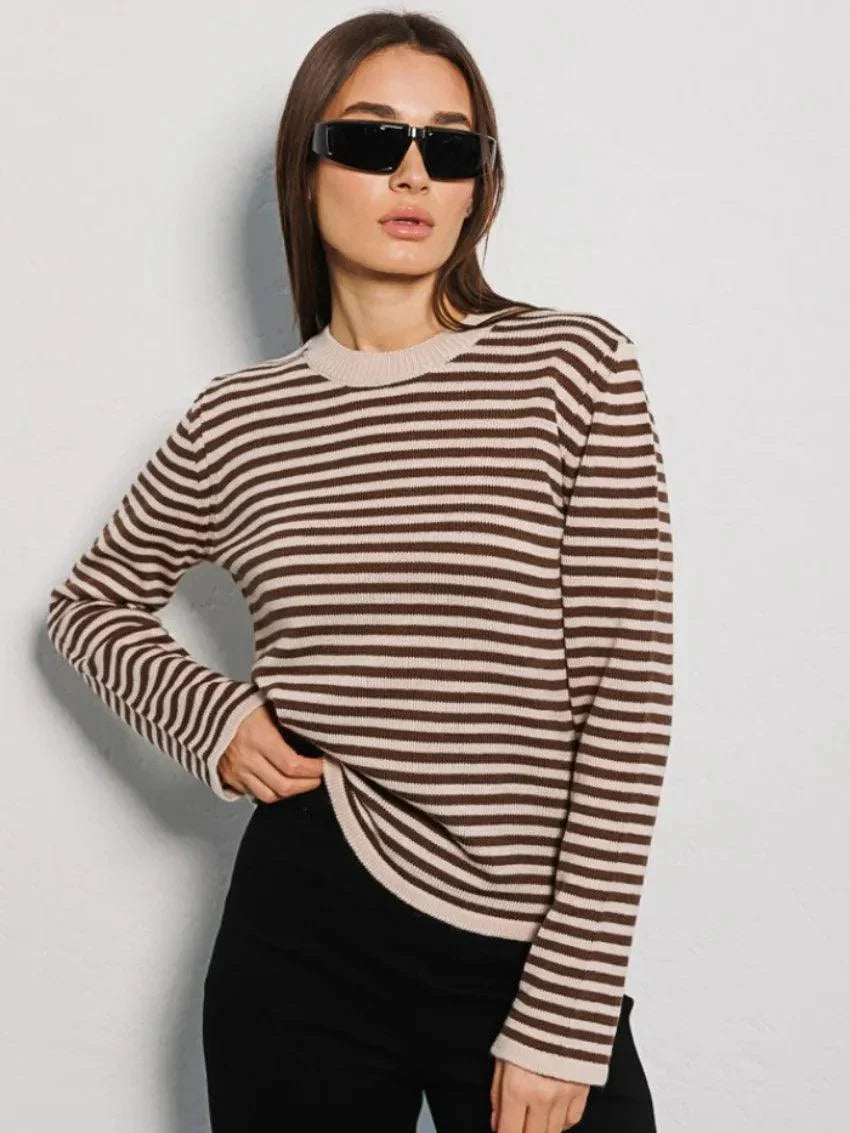 Blusa de Seda, Blusa de Alça, Acessórios de Moda, Blusa Elegante, Moda Feminina, Roupas Sofisticadas, Estilo Chic, Blusa Confortável, Blusa de Seda de Alça, Moda Elegante, Estilo Sofisticado, Roupas Femininas, Conforto e Estilo, Peça Atemporal, Tendência de Moda, Look Casual, Blusa Feminina, Design Leve, Aiella