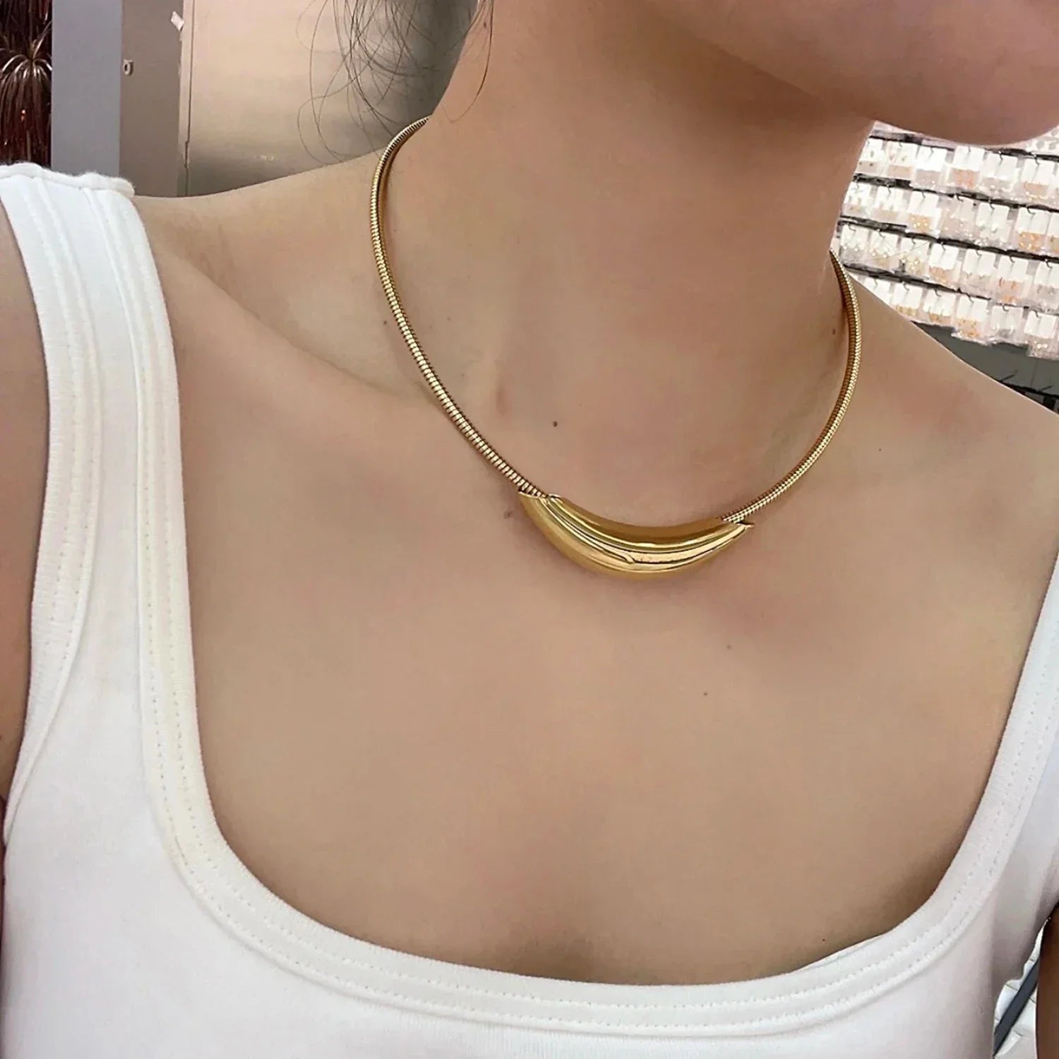 Gargantilha Tubo, Gargantilha Curvada, Acessórios de Moda, Joias Elegantes, Gargantilha Feminina, Acessórios Sofisticados, Estilo Moderno, Moda Feminina, Gargantilha, Gargantilha de Ouro, Gargantilha de Prata, Gargantilha Feminina, Gargantilha Dourada, Loja Aiella