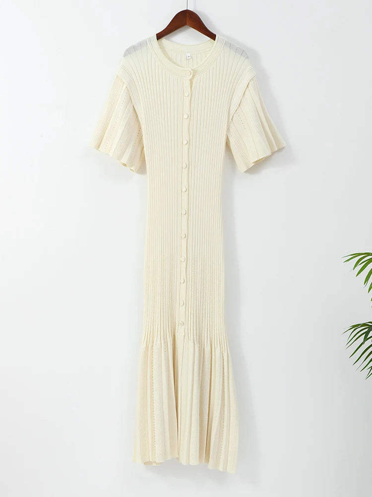 Vestido Tricô Manga Curta, Moda Confortável, Roupas Elegantes, Vestido para Todas as Ocasiões, Estilo Clássico, Peça Versátil, Look Sofisticado, Moda para Mulheres Maduras, Conforto e Estilo, Tendência de Moda, Aiella