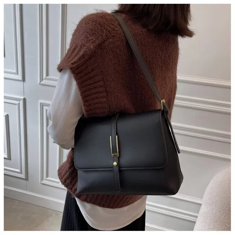 Bolsa Envelope Couro Luna, Acessórios de Moda, Bolsa Elegante, Estilo Sofisticado, Moda Feminina, Look Chic, Tendência de Acessórios, Bolsa de Couro, Design Moderno, Peças Versáteis, Aiella