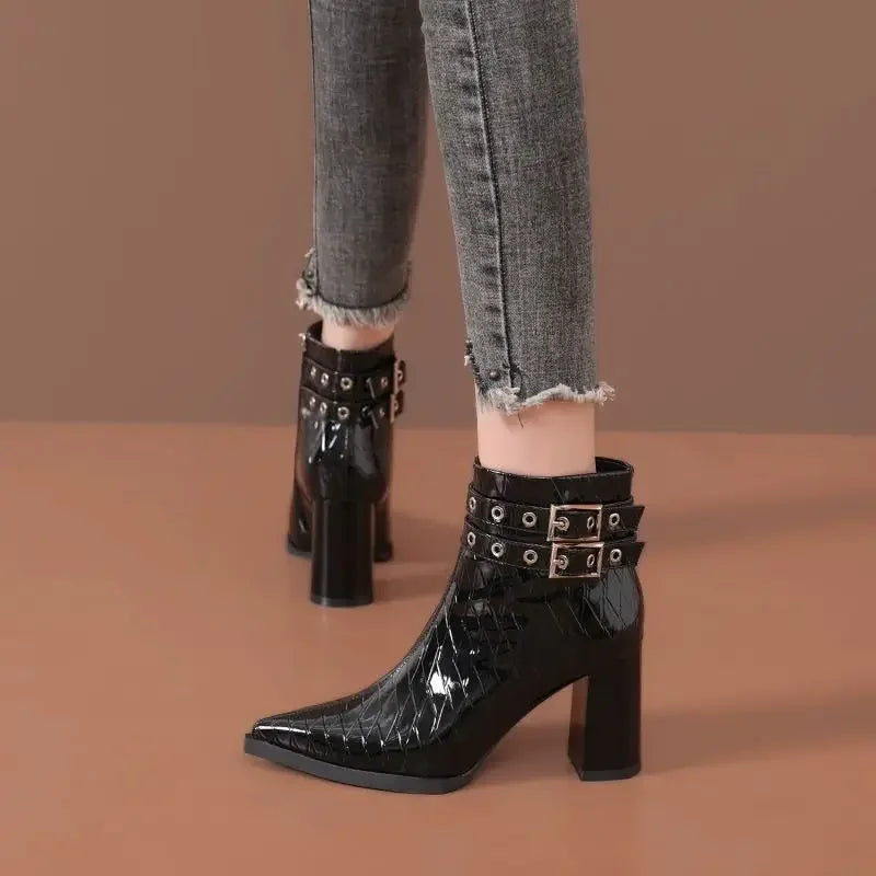 Bota Curta Detalhe em Metal, Moda Feminina, Calçado Confortável, Estilo Sofisticado, Bota de Couro, Look Elegante, Tendência de Calçados, Design Moderno, Conforto e Praticidade, Bota Versátil, Aiella