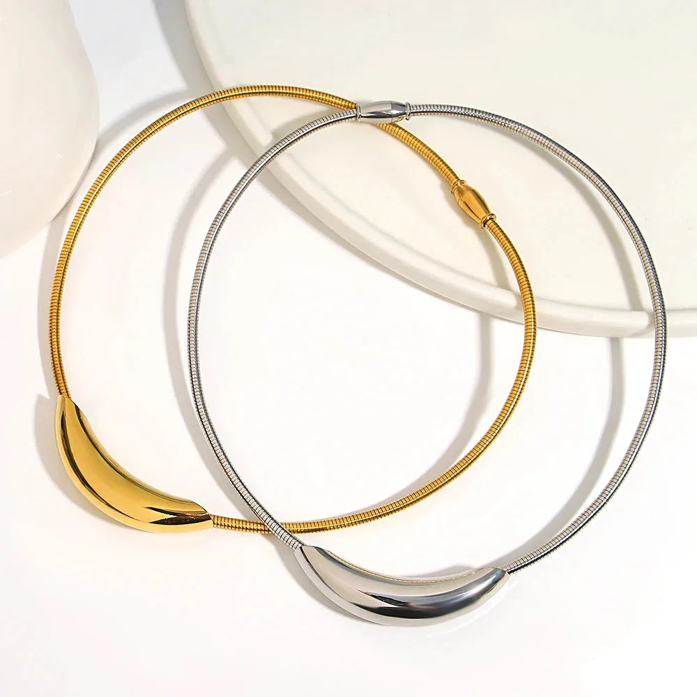 Gargantilha Tubo, Gargantilha Curvada, Acessórios de Moda, Joias Elegantes, Gargantilha Feminina, Acessórios Sofisticados, Estilo Moderno, Moda Feminina, Gargantilha, Gargantilha de Ouro, Gargantilha de Prata, Gargantilha Feminina, Gargantilha Dourada, Loja Aiella