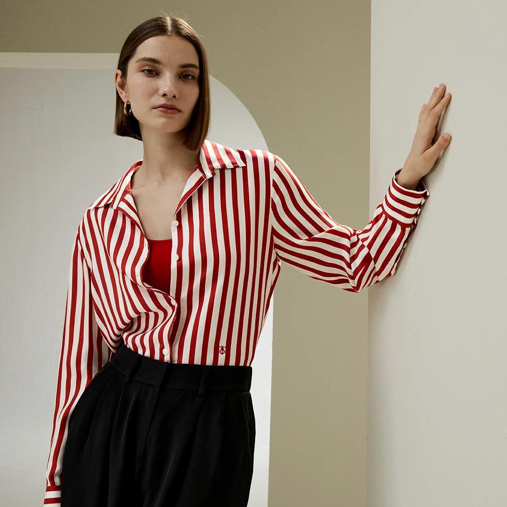 Camisa De Seda, Camisa Listrada, Estilo Amoreira, Elegância, Conforto, Moda Feminina, Sofisticada, Camisa de Seda Listrada Amoreira, Moda Elegante, Estilo Sofisticado, Look Clássico, Roupas Femininas, Conforto e Estilo, Peça Atemporal, Tendência de Moda, Camisa de Seda, Estampa Listrada, Loja Aiella