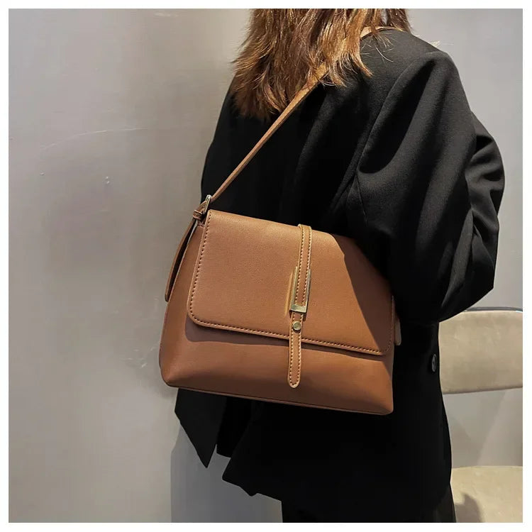 Bolsa Envelope Couro Luna, Acessórios de Moda, Bolsa Elegante, Estilo Sofisticado, Moda Feminina, Look Chic, Tendência de Acessórios, Bolsa de Couro, Design Moderno, Peças Versáteis, Aiella