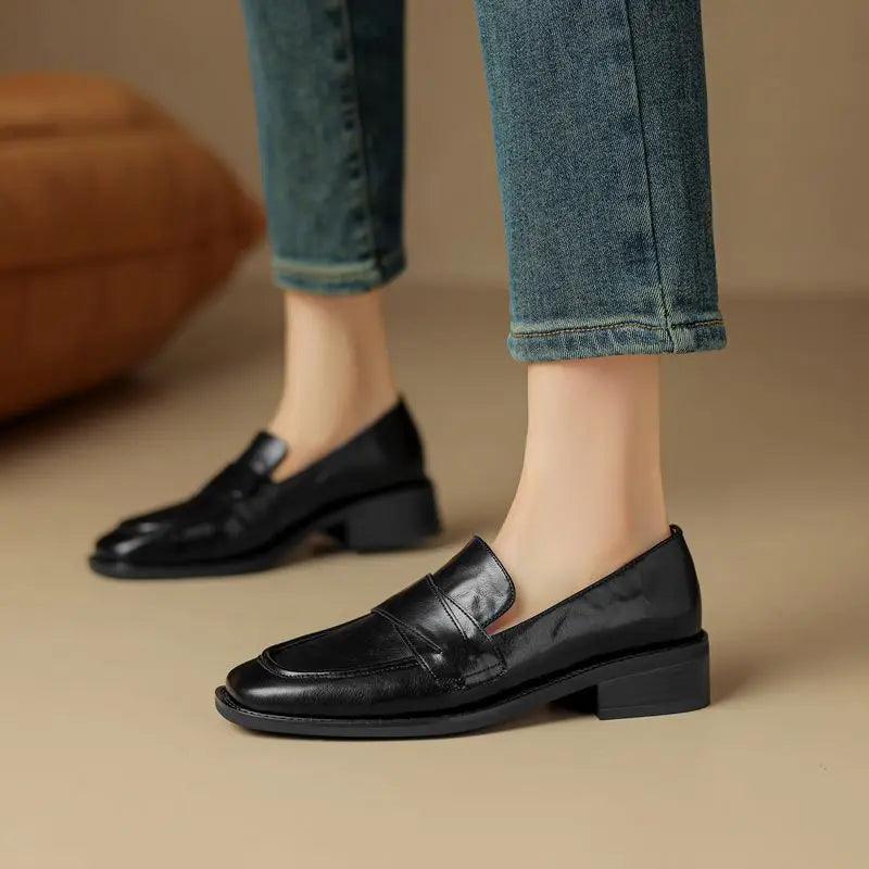 Mocassim com Detalhes Cruzados, Sapato Casual, Moda Confortável, Estilo Sofisticado, Calçado Feminino, Conforto e Estilo, Roupas Versáteis, Peça Atemporal, Tendência de Moda, Mocassim Feminino, Design Elegante, Mocassim, Mocassim Feminino, Mocassim Feminina, Sapatos Mocassim Feminino, Mocassim Sapato Feminino, Sapato Mocassim, Mocassim Preto, Loja Aiella