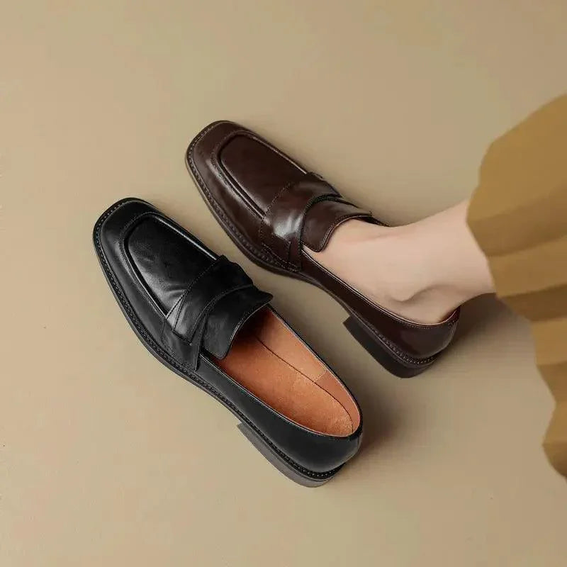 Mocassim com Detalhes Cruzados, Sapato Casual, Moda Confortável, Estilo Sofisticado, Calçado Feminino, Conforto e Estilo, Roupas Versáteis, Peça Atemporal, Tendência de Moda, Mocassim Feminino, Design Elegante, Mocassim, Mocassim Feminino, Mocassim Feminina, Sapatos Mocassim Feminino, Mocassim Sapato Feminino, Sapato Mocassim, Mocassim Preto, Loja Aiella