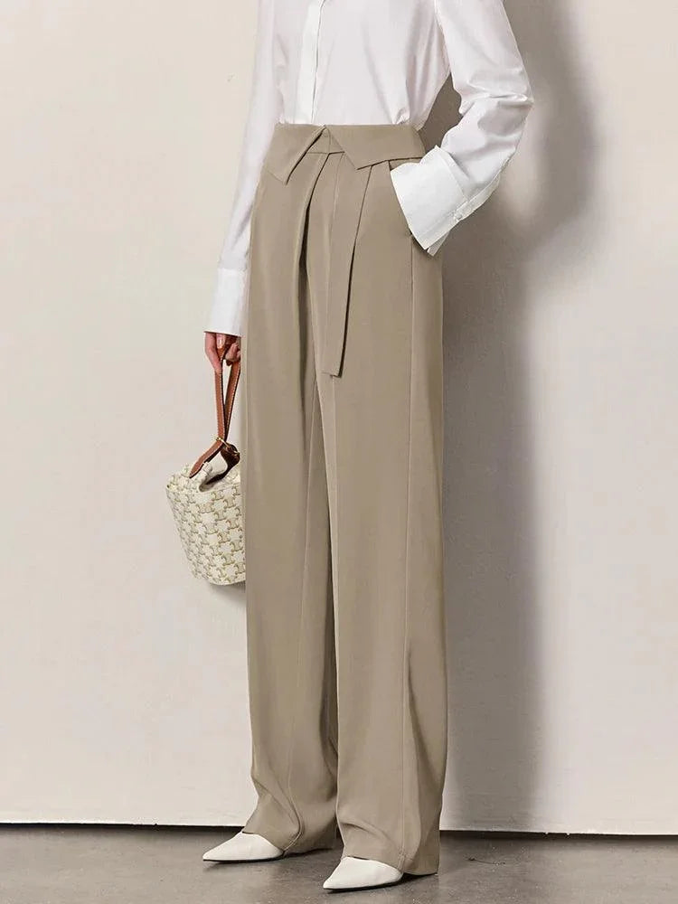 Calça Feminina, Calça Casual Minimalista, Moda Confortável, Estilo Sofisticado, Look Casual, Roupas Versáteis, Conforto e Estilo, Peça Atemporal, Tendência de Moda, Calça Feminina, Design Simples, Aiella