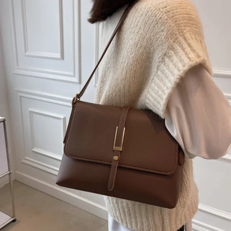 Bolsa Envelope Couro Luna, Acessórios de Moda, Bolsa Elegante, Estilo Sofisticado, Moda Feminina, Look Chic, Tendência de Acessórios, Bolsa de Couro, Design Moderno, Peças Versáteis, Aiella