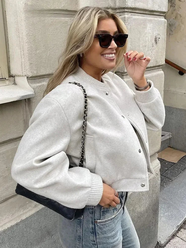 Jaqueta de Lã Vintage, Moda Retrô, Estilo Clássico, Roupas de Inverno, Look Sofisticado, Peça Atemporal, Jaqueta Elegante, Tendência de Moda Vintage, Conforto e Estilo, Jaqueta Quente, Aiella