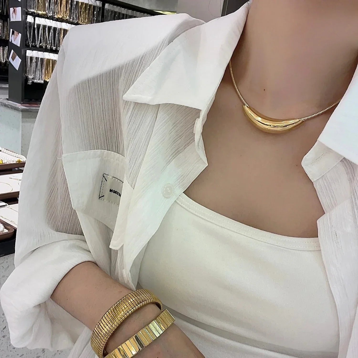 Gargantilha Tubo, Gargantilha Curvada, Acessórios de Moda, Joias Elegantes, Gargantilha Feminina, Acessórios Sofisticados, Estilo Moderno, Moda Feminina, Gargantilha, Gargantilha de Ouro, Gargantilha de Prata, Gargantilha Feminina, Gargantilha Dourada, Loja Aiella