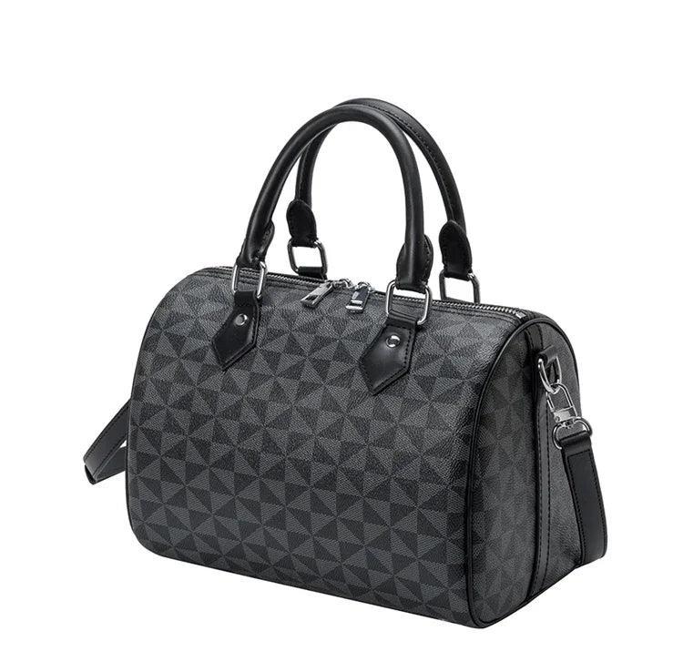 Bolsa De Couro Xadrez, Estilo Retrô, Elegância, Moda Feminina, Acessório Clássico, Durabilidade, Bolsa de Couro Xadrez com Alça, Bolsa de Couro Xadrez Vintage, Acessórios Elegantes, Estilo Retro, Look Sofisticado, Moda Vintage, Peça Atemporal, Conforto e Praticidade, Design Único, Tendência de Acessórios, Bolsa Fashion, Aiella