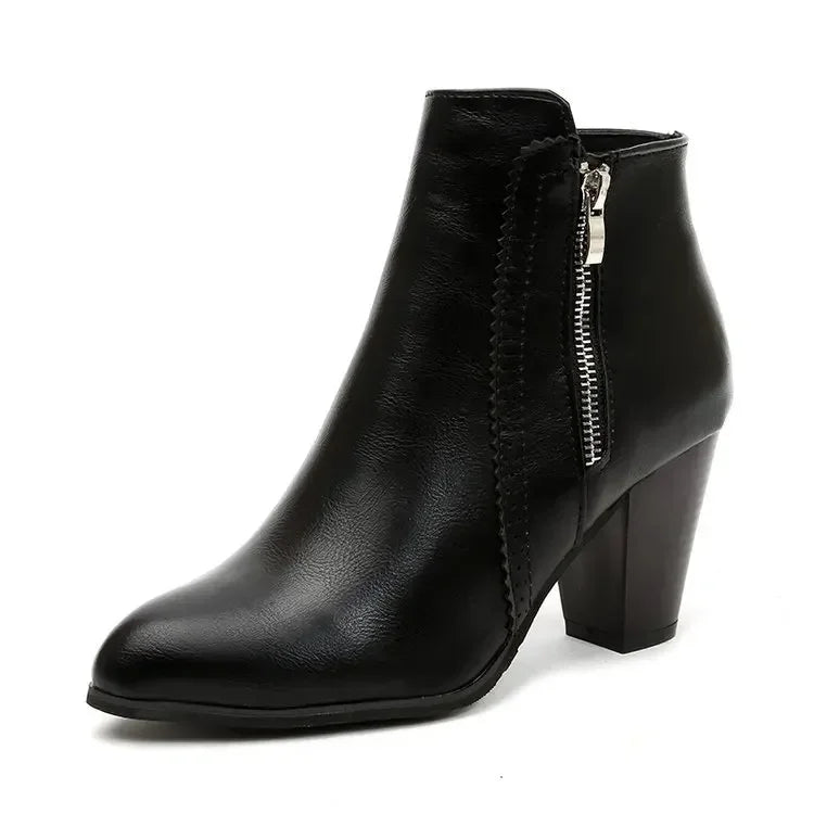 Bota Cano Curto Com Zíper, Bota Feminina Cano Curto, Bota Com Zíper, Calçado Cano Curto, Bota Casual Com Zíper, Bota de Couro Cano Curto, Bota Elegante Com Zíper, Tendência Bota 2024, Bota Confortável Cano Curto, Bota Fashion Feminina, Aiella