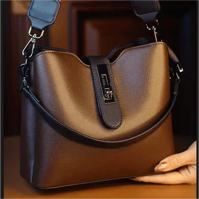 Bolsa Feminina De Couro, Transversal, Elegância, Praticidade, Moda Feminina, Estilo, Durabilidade, Bolsa de Couro Legítimo, Bolsa de Couro Transversal, Acessórios de Moda, Estilo Sofisticado, Look Casual, Bolsa Elegante, Conforto e Praticidade, Design Funcional, Moda Atemporal, Peça Versátil, Tendência de Acessórios, Aiella