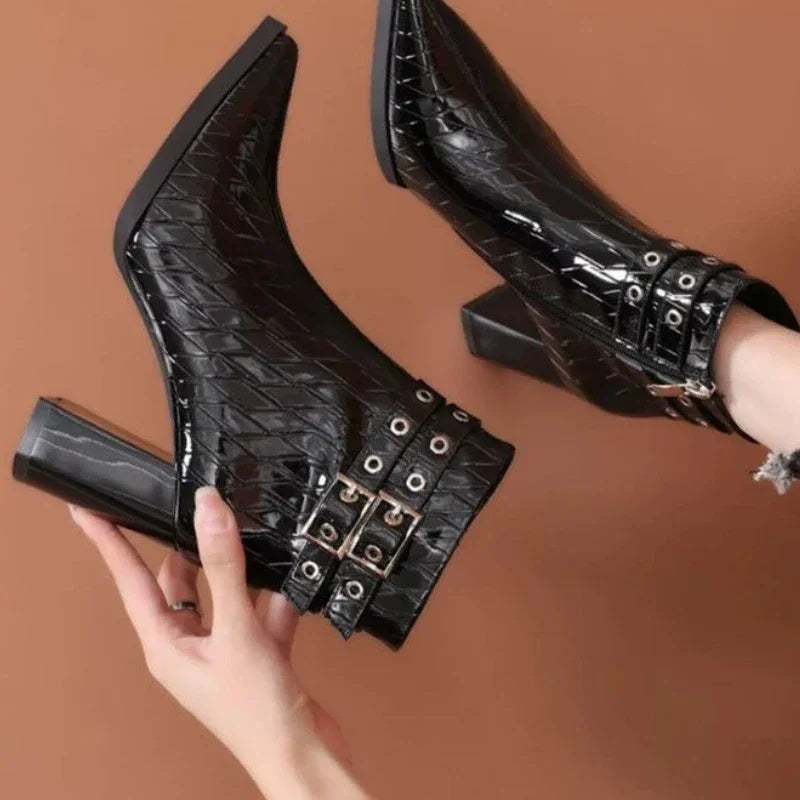 Bota Curta Detalhe em Metal, Moda Feminina, Calçado Confortável, Estilo Sofisticado, Bota de Couro, Look Elegante, Tendência de Calçados, Design Moderno, Conforto e Praticidade, Bota Versátil, Aiella