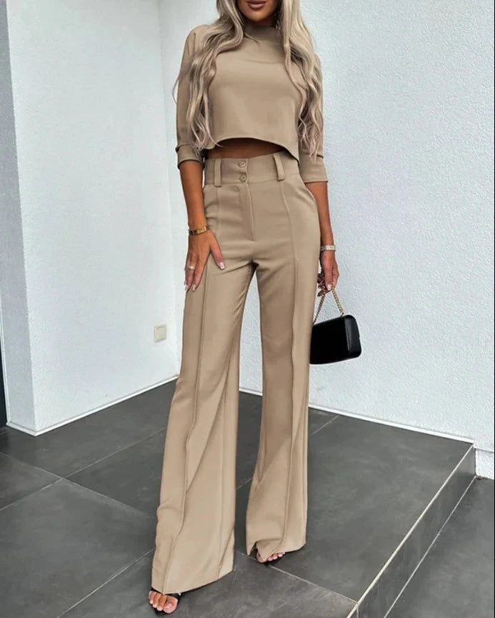Conjunto Alfaiataria, Conjunto Alfaiataria Blusa e Calça, Conjunto Feminino, Elegante Gola Alta e Bolsos, Moda Feminina, Estilo Sofisticado, Conjunto Versátil, Look Confortável, Peça Atemporal, Roupas Elegantes, Tendência de Moda, Conforto e Praticidade, Gola Alta, Conjunto com Bolsos, Loja Aiella