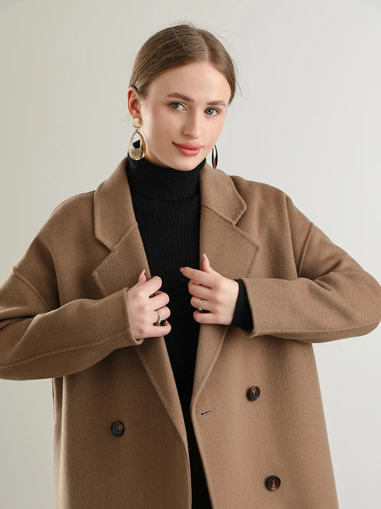 Casaco Lã Sobretudo Camada Dupla, Moda Inverno, Estilo Sofisticado, Conforto e Elegância, Roupas de Lã, Look Clássico, Peça Atemporal, Casaco Quente, Tendência de Moda, Sobretudo Feminino, Casaco, Casaco Feminino, Casaco Feminino Para Inverno, Casaco Feminino Para o Inverno, Casaco Feminino de Frio, Casaco Feminino de La, Casaco Feminino de Inverno, Loja Aiella
